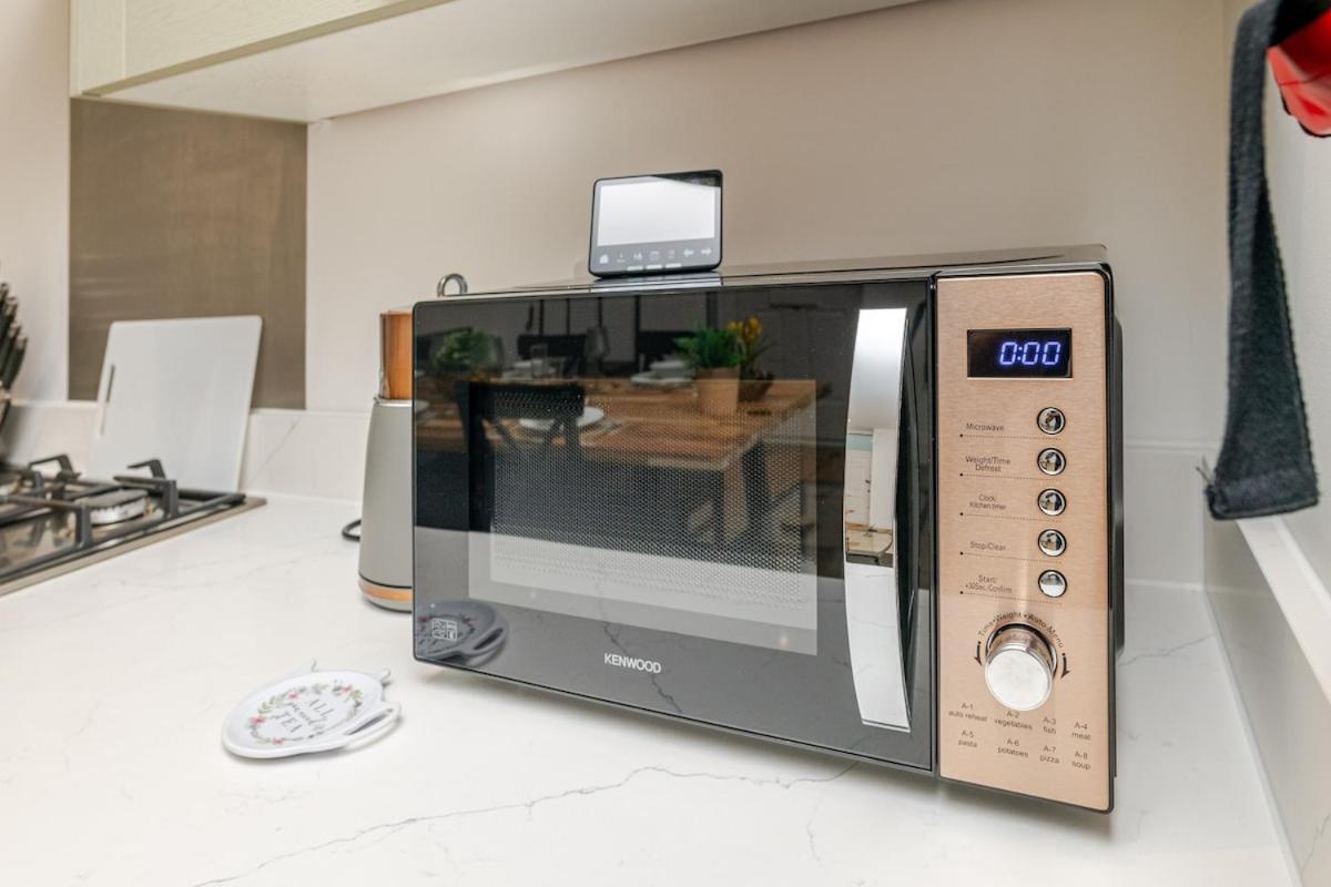 Brand New Apt - Beach Breeze Spacious 1-Bedroom Apartment With Parking - Sleeps 4 Ppl- Internet Bournemouth Exterior foto